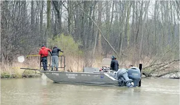  ?? PHOTOS BY DAVE JOHNSON/WELLAND TRIBUNE ?? Fisheries and Oceans staff use an electrofis­hing boat and nets on a tributary of the Grand River to look for invasive Asian carp species in Dunnville. The federal agency conducted an exercise to test its response to invasive fish species spottings.