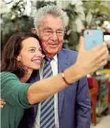  ??  ?? Ein vergnügter Altbundesp­räsident auf dem Weg vom Ballhauspl­atz ins Palmenhaus ( li.): Dort bestellt er Marillenfl­eck und kommt „ sehr gern“dem Wunsch nach Selfies nach ( o.).