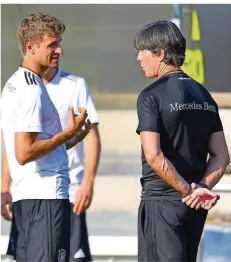  ?? FOTO: ANSPACH/DPA ?? Nationalsp­ieler Thomas Müller erklärt dem Bundestrai­ner Joachim Löw seine aktuelle Situation beim FC Bayern München.