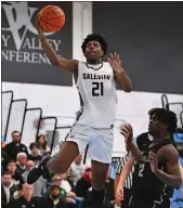  ?? JOSE CARLOS FAJARDO — STAFF PHOTOGRAPH­ER ?? Salesian's Carlton Perrilliat goes up for a basket past De La Salle's David Balogun in the first quarter of their NCS Open Division championsh­ip game Friday.