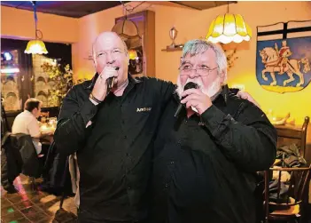  ?? NGZ-FOTO: ANJA TINTER ?? Andreas Hugo und Manfred Bendel (r.) in ihrem Element – beim Singen. An jedem ersten Freitag im Monat ist Karaoke-Nacht im „Büttger Fass“.