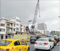  ?? RICHARD CASTRO / EXPRESO ?? Tarea. Muros de hormigón y plásticos se han colocado en la av. Quito.