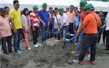  ?? Princess Clea Arcellaz ?? Fourth District Rep. Juan Pablo ‘Rimpy’ Bondoc and Masantol Mayor Danilo Guintu led the groundbrea­king of the soon-to-be renovated Old Municipal Building recently. Joining them are sanggunina­ng Bayan members, barangay officials and department heads. -