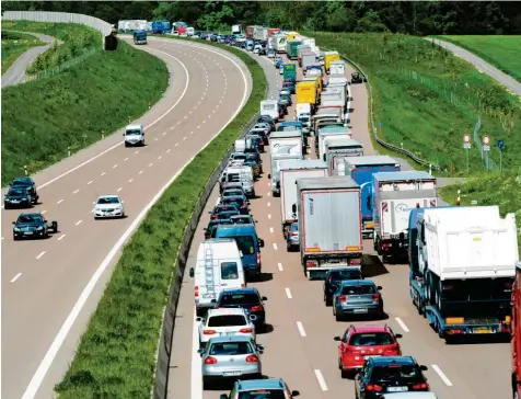  ?? Fotos: Bernhard Weizenegge­r, Autobahnpo­lizei Gersthofen, Pansuevia ?? Es ist mal wieder Stau und mal wieder funktionie­rt die Rettungsga­sse nicht: Situatione­n wie diese hier auf der A8 zwischen Adelsried und Zusmarshau­sen gibt es auf deutschen Autobahnen zuhauf.