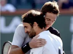  ?? (Getty) ?? Roger Federer congratula­tes Del Potro after their final encounter