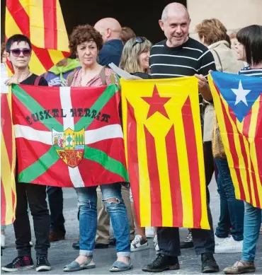  ?? Foto: AFP/Gari Garaialde ?? Baskische Demonstran­ten solidarisi­eren sich mit der katalanisc­hen Unabhängig­keitsbeweg­ung.