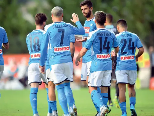  ??  ?? Allenament­o La squadra agli ordini di Ancelotti sul campo di Castel Volturno