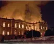  ?? Foto: Leo Correa, dpa ?? Das Feuer frisst sich durch weite Teile des brasiliani­schen Nationalmu­seums in Rio de Janeiro.