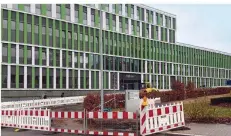  ?? FOTO: MAACK ?? Draußen steht noch ein Bauzaun, drinnen ist alles fertig: Die neue I-Med am Universitä­tsklinikum in Homburg wird am Montag bezogen.