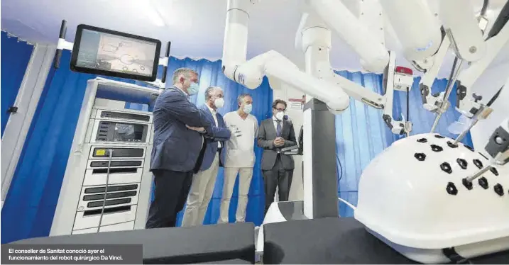  ?? ?? El conseller de Sanitat conoció ayer el funcionami­ento del robot quirúrgico Da Vinci.