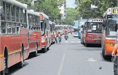  ?? NÉSTOR GARCÍA ?? Mal estacionad­os. La multa será de 1.500 Unidades Fijas, que hoy equivalen a $ 26.775.