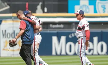  ?? JOHN J. KIM/CHICAGO TRIBUNE ?? White Sox shortstop Tim Anderson is helped off the field after being injured as manager Tony La Russa walks behind during the fifth inning Sunday against the Cubs.