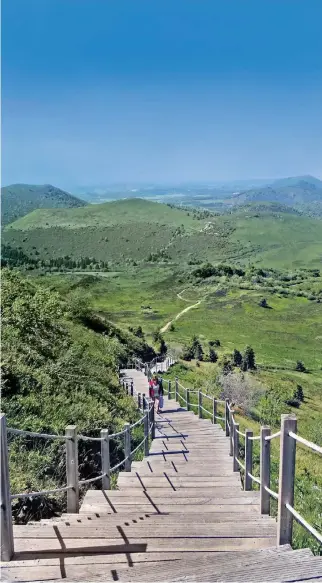  ?? FOTO: DPA ?? In der Vulkanland­schaft der Auvergne lässt es sich wunderbar wandern. Schwierige Passagen sind teils mit Treppen erschlosse­n. Immer wieder eröffnen sich auf den Wegen großartige Panoramen.