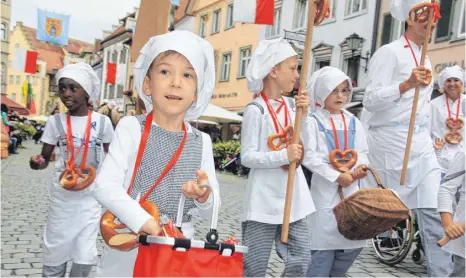  ?? FOTO: SUSI WEBER ?? Die fleißigen Bäcker der Berger-Höhe-Schule laufen als eine von zahlreiche­n Gruppen beim Kinderfest­umzug mit.