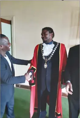  ?? ?? Hamutendi Kombayi (centre) being congratula­ted by a fellow councillor after being elected new Gweru mayor