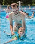  ??  ?? Quirin muss eine Schwimmwes­te anzie hen, bevor er mit seinem Vater Johannes Dambacher ins tiefere Wasser im Fami lienbad darf.