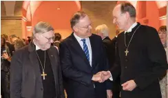  ?? Foto: dpa/Steffen Peter ?? Ministerpr­äsident Weil (M.) beim Epiphanias-Empfang der Evangelisc­h-lutherisch­en Landeskirc­he am vergangene­n Sonnabend