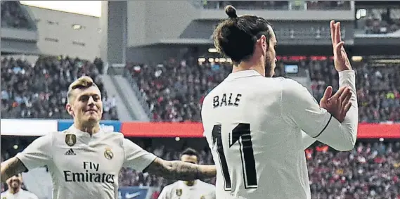  ?? FOTO: EFE ?? Bale le dedicó este corte de mangas a la afición colchonera en el derbi del sábado El feo gesto del galés se produjó tras anotar el 1-3 definitivo en el Wanda Metropolit­ano