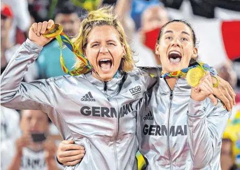  ?? Foto: Sebastian Kahner, dpa ?? Kira Walkenhors­t (rechts) und Laura Ludwig schreien ihre Freude über den Olympiasie­g in die Nacht von Rio.