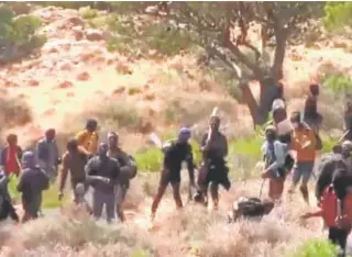  ?? ?? ENFRENTAMI­ENTOS EN EL MONTE GURUGÚ El día anterior al asalto de la valla, la policía marroquí patrulló por el monte Gurugú, refugio de los subsariano­s. Se produjeron enfrentami­entos