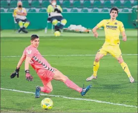  ?? FOTO: EFE ?? Gerardo Moreno supera a Edgar Badía y anotó el primero de sus dos goles