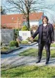  ?? Foto: Heike Scherer ?? Pfarrerin und Pfarramtsf­ührerin von Me ring St. Johannes, Carola Wagner, er warb auf dem Neuen Friedhof eine Grab stätte für Menschen, die in Mering keine Angehörige haben.