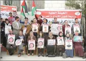  ??  ?? أقارب وأسر معتقلين فلسطينيين يطالبون بإطلاق سراحهم في مظاهرة نظمت مؤخراً في رام الله (غيتي)