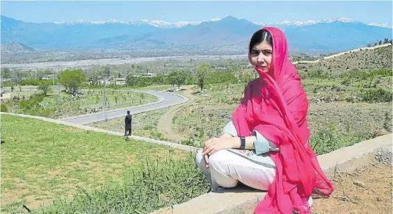  ?? AP ?? Vuelta a casa. Malala frente al valle donde vivía hasta que un talibán le disparó y fue enviada al Reino Unido donde ahora vive y es universita­ria.