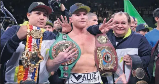  ??  ?? Canelo Álvarez celebra con sus entrenador­es, Eddy (con gorra) y Chepo Reynoso, su victoria sobre Sergey Kovalev.