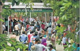  ?? SAKIB ALI /HT PHOTO ?? People, mostly those in the 18-44 age group, wait outside the Sanjay Nagar Hospital to be inoculated against Covid-19, in Ghaziabad on Monday.