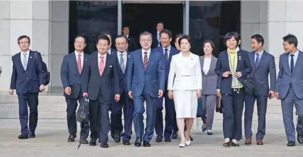  ??  ?? El presidente surcoreano Moon Jae-in y su esposa Kim Jung-sook abandonaro­n Seúl rumbo a Pyongyang para reunirse con el líder norcoreano Kim Jong Un en una cumbre de tres días.