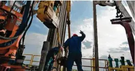  ?? Eddie Seal ?? A crew works on a drilling rig in Webb County. Bayou City Energy, Intervale Capital and Cibolo Energy Partners have teamed up to invest in energy.