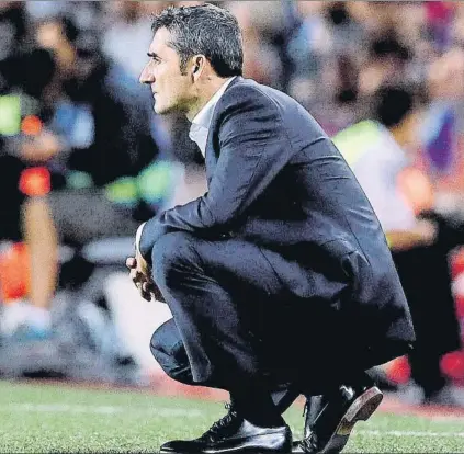  ?? FOTO: EFE ?? Valverde vivió el derbi con intensidad y atención El 5-0 al Espanyol le dio el pleno de puntos a su Barça