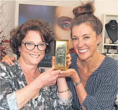  ?? Picture: Gareth Jennings. ?? Lorraine Law presents patron Petra McMilllan, right, with a gold ingot.