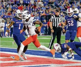  ?? Matthew Hinton / Associated Press ?? UTSA wide receiver Zakhari Franklin (4) scores a touchdown against Louisiana Tech during the first half of Saturday’s game at Ruston, La.