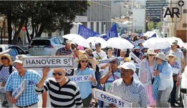  ?? PICTURE: DAVID RITCHIE/AFRICAN NEWS AGENCY (ANA) ?? HISTORIC WALK: Scores of people gathered at the District Six Museum Homecoming Centre to take part in a walk of remembranc­e to mark 52 years since the forced removals of District Six.