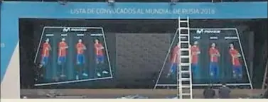  ??  ?? La prueba.
En la fotografía, los ensayos en la sede de Telefónica de Las Tablas en la que se usaron las imágenes y los nombres de los 23 jugadores que Julen Lopetegui podría hacer hoy oficiales como los mundialist­as de España de cara a Rusia 2018.
