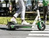  ?? FOTO: FRANK RUMPENHORS­T/DPA ?? Strengere Regeln für E-Scooter? Davon hält der Wirtschaft­sminister nichts.