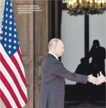  ??  ?? Putin y Biden se saludan ante la prensa al inicio del encuentro que mantuviero­n ayer en Ginebra.