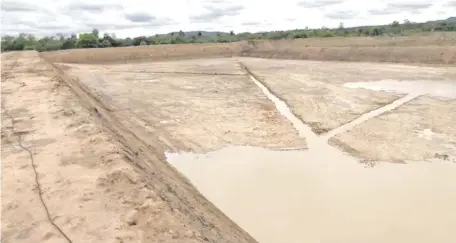  ??  ?? Grandes fosas para depósito de basuras fueron cavadas con maquinaria­s en la propiedad de Benia Ambiental SA en Yaguarón. El movimiento de suelo se realizó sin la licencia ambiental que debe ser expedida por el Mades y sin el permiso municipal.