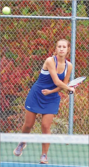  ?? KYLE MENNIG – ONEIDA DAILY DISPATCH ?? Oneida’s Deanna DeFabio serves the ball during a fourth doubles match against Homer’s Abby Gray and Aliza Willsey.