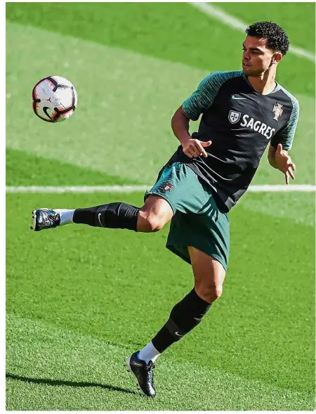  ?? — AFP ?? Practice makes perfect: Portugal defender Pepe controling a ball during a training session at the Luz Stadium yesterday.