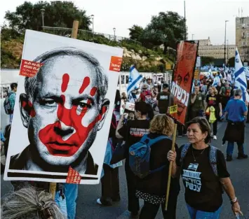  ?? Foto: Leo Correa, dpa ?? Menschen protestier­en gegen die Regierung des israelisch­en Ministerpr­äsidenten Netanjahu und fordern die Freilassun­g der Geiseln.