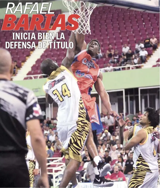  ?? GLAUCO MOQUETE/LISTÍN DIARIO ?? Herbert Graham, de Huellas del Siglo, trata de ejecutar un donqueo ante la defensa de Adam Beltré, del Rafael Barias, en acción del partido de anoche en el inicio del basket superior distrital.