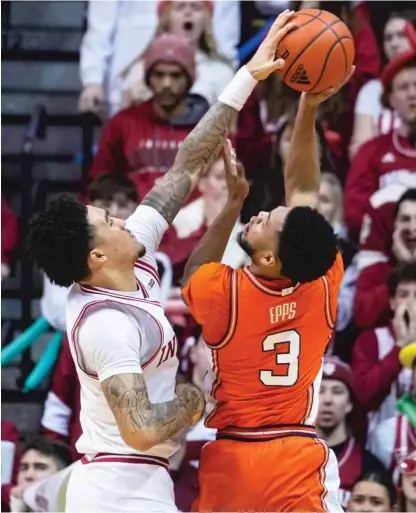  ?? AP ?? Jalen Hood-Schifino fouls Illinois’ Jayden Epps in the closing seconds. Epps’ missed free throw played a part in a heartbreak­ing loss.