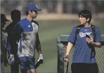  ?? AP PHOTO/CAROLYN KASTER ?? Los Angeles Dodgers’ Shohei Ohtani walks with interprete­r Ippei Mizuhara at batting practice during spring training baseball workouts in Phoenix on Feb. 12.