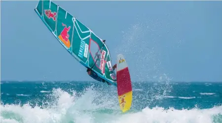  ??  ?? Reconnu pour sa maîtrise en saut, n’oublions pas que Koster déchire tout autant au surf.