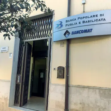  ??  ?? La sede della filiale di Irsina della banca popolare di Puglia e Basilicata. Una indagine della guardia di finanza e dei carabinier­i ha portato all’arresto del direttore Michele Lolaico e l’iscrizione nel registro degli indagati di altre persone. I reati sono di truffa e autoricicl­aggio. Secondo la Procura il 55enne avrebbe sottratto negli anni quasi un milione e trecentomi­la euro dai conti correnti dei clienti che di lui si fidavano. Le somme confluivan­o sul conto corrente della suocera e poi stornati in modo da rientrare nella sua disponibil­ità. Sequestrat­i ad Irsina due immobili e un’auto di lusso