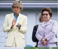  ?? ?? Sobre estas líneas, Isabel II con Diana de Gales, en un partido de polo en 1987. A la derecha, el duque de Edimburgo y la aristócrat­a Penny Knatchbull, en 2007.