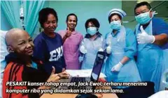  ??  ?? PESAKIT kanser tahap empat, Jack Ewol, terharu menerima komputer riba yang diidamkan sejak sekian lama.